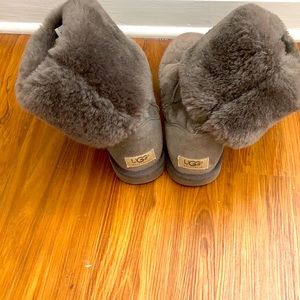 Grey ugg size 9, tall but rolled over in pictures